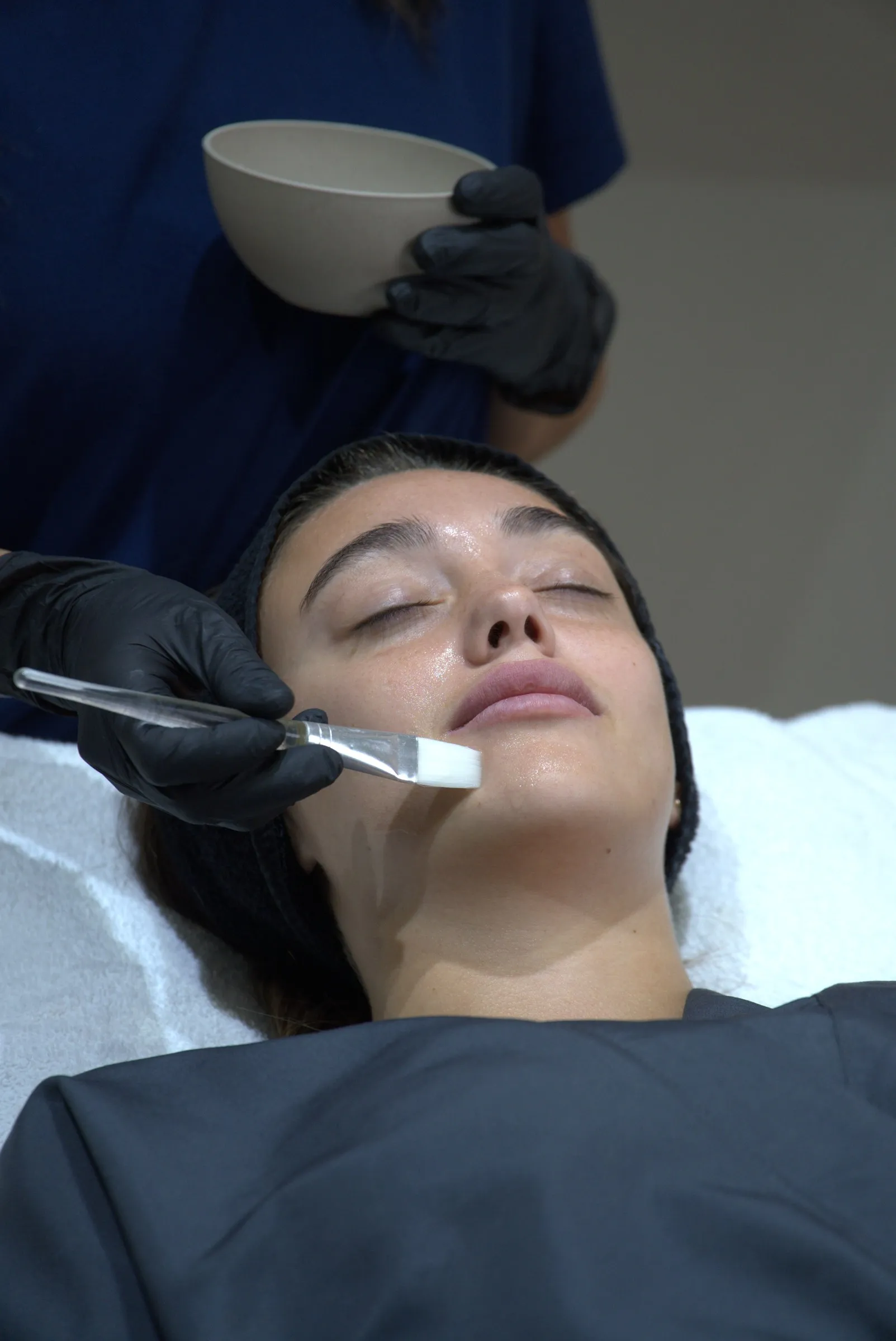 Aplicación de una máscara facial con pincel