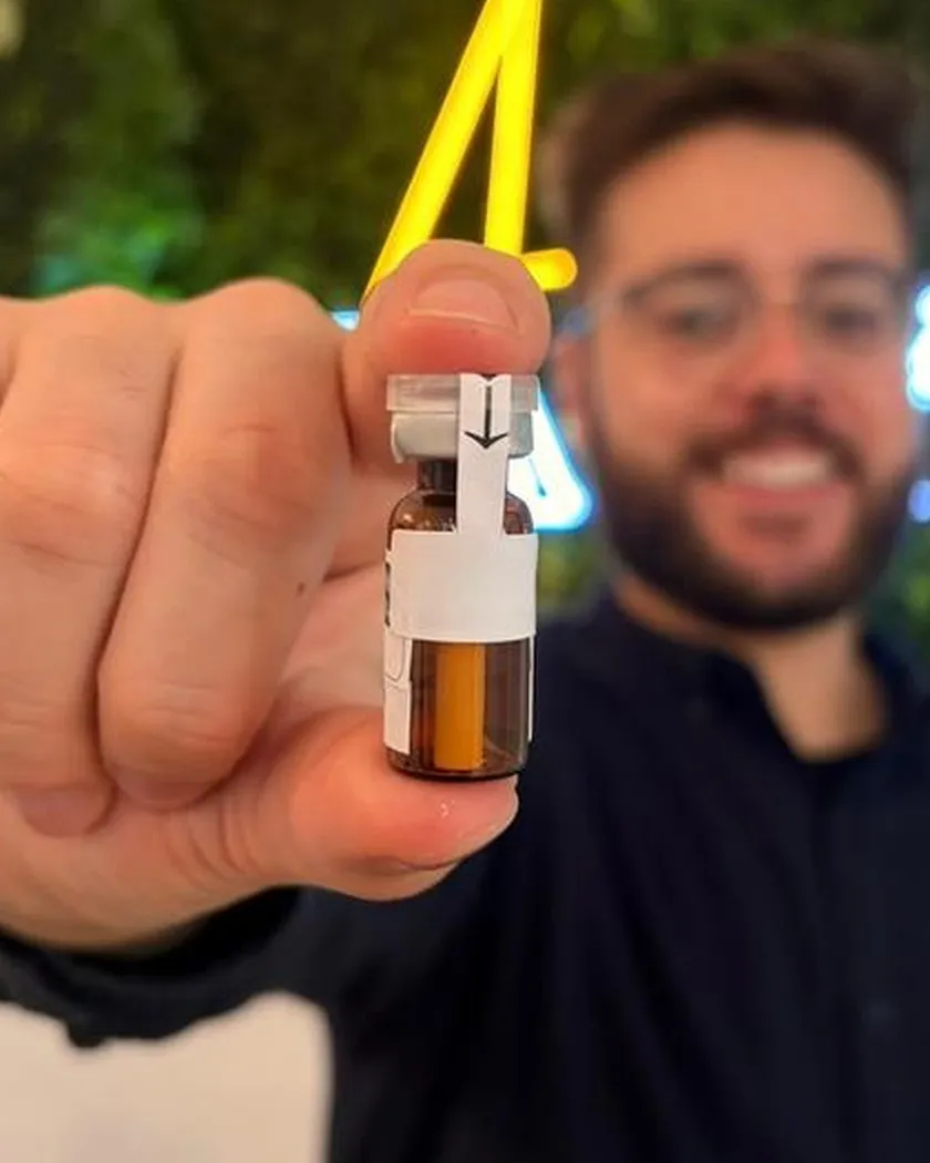 Frasco de un tratamiento hormonal en Vitafy