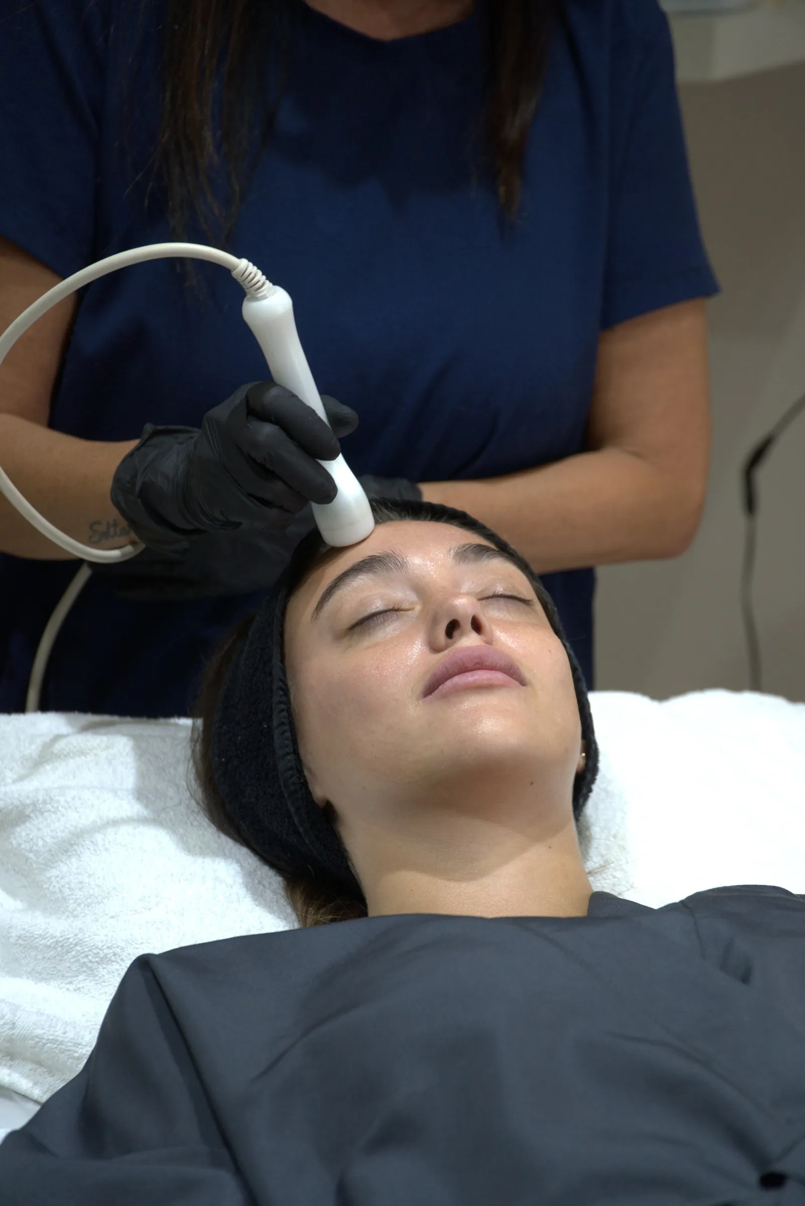Tratamiento facial con aparatología en Vitafy